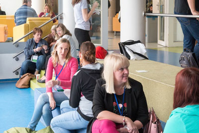 učitelé vzdělávající se na učitelském summitu o progresivních metodách ve výuce na iPadech