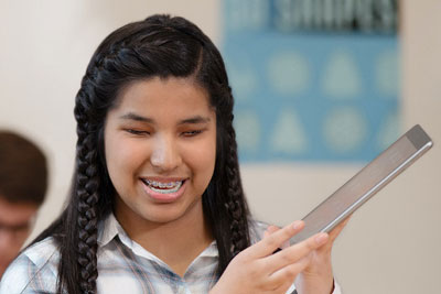 Apple produkty pro všechny studenty do škol a zpřístupnění pro znevýhodněné a děti s handicapem