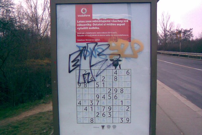 Zvlášť zákeřný učeň s ďolíčky běží podél zóny úlů.